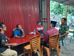 Ngopi Sambil Komsos, Babinsa Ramil Salomekko Kodim 1407/Bone Jaga Kedekatan Dengan Warga Desa Tebba