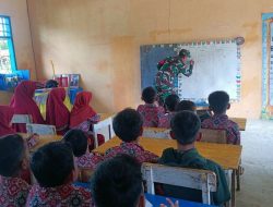 Babinsa Ramil Ajangale Kodim Bone Ajak Siswa SDN 114 Manciri Kenali Nilai Kebangsaan Dan Cinta Tanah Air