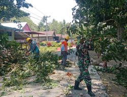 Cegah Gangguan Jaringan Listrik, Babinsa Ramil Dua Boccoe Kodim 1407/Bone Dampingi PLN Tebang Pohon Di Desa Kampoti