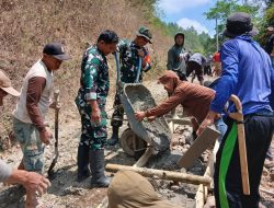 Koramil 08/Lamuru Kodim 1407/Bone Dan Warga Kompak Cor Jalan, Perkuat Akses Penghubung Di Desa Sadar
