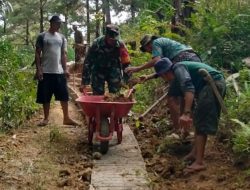 Babinsa Ramil Bontocani Kodim 1407/Bone Turun Tangan, Bersama Warga Bersihkan Badan Jalan Di Pattuku