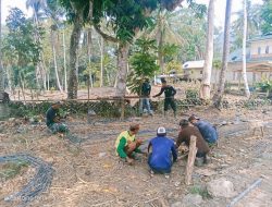 Anggota Koramil Palakka Kodim 1407/Bone Bersama Warga Gotong Royong Merakit Besi Cakar Ayam Jembatan Di Desa Siame
