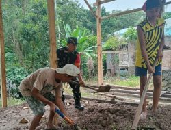 Perkuat Budaya Gotong Royong, Babinsa Ramil Bontocani Kodim 1407/Bone Bersama Warga Bangun Rumah Di Kelurahan Kahu