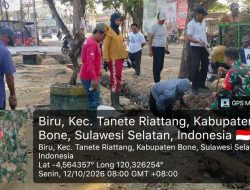 Rawat Kebersamaan Lewat Aksi Nyata, Babinsa Ramil Tanete Riattang Kodim Bone Bersihkan Parit Bersama Warga