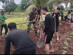 Bahu Membahu Bersihkan Jalan Kebun, Babinsa Koramil 06 Awangpone Perkuat Kebersamaan Dengan Warga