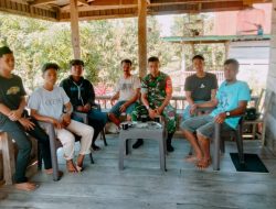 Babinsa Ramil 1407-01/Ajangale Kodim Bone  Perkuat Komunikasi Teritorial Melalui Komsos Di Wilayah Binaan
