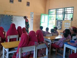 Bekali Siswa Dengan Ilmu Dan Nasionalisme, Babinsa Koramil 1407-01/Ajangale Sambangi SDN 114 Manciri