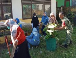 Rawat Fasilitas Bersama, Babinsa Ramil Awangpone Kodim 1407/Bone Perkuat Kepedulian Warga Melalui Kerja Bakti