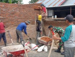 Pererat Kebersamaan Dengan Rakyat, Babinsa Ramil 05 Ulaweng Kodim 1407/Bone Ikut Andil Dalam Pembangunan Rumah Warga