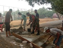 Babinsa Ramil 17/Salomekko Kodim 1407/Bone Bantu Pengecoran Tangga Dan Jalan Setapak Di Pancaitana