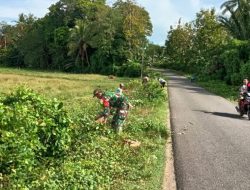 Jaga Kebersihan Wilayah Binaan, Babinsa Koramil 06 Awangpone Dan Warga Unra Gotong Royong Bersihkan Bahu Jalan