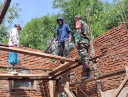 Perkuat Budaya Gotong Royong, Babinsa Libureng Kodim 1407/Bone Terlibat Dalam Pembangunan Rumah Warga