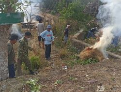 Babinsa Desa Kawerang Koramil 1407-12/Cina Bersama Masyarakat Tingkatkan Kepedulian Terhadap Kebersihan Lingkungan