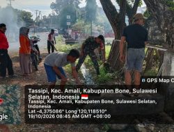 Dari Gotong Royong Lahir Kepedulian, Babinsa Ramil 05 Ulaweng Dan Warga Tassipi Bersatu Bersihkan Lingkungan