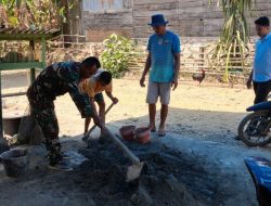 Babinsa Ramil 16 Tonra Kodim 1407/Bone  Bersama Warga Gotong Royong Pembuatan Pondasi Rumah Di Desa Bacu