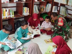 Dari Perpustakaan Sekolah, Babinsa Ramil 11 Barebbo Kodim 1407/Bone Bangkitkan Semangat Membaca Generasi Muda