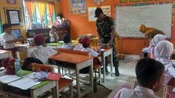Dukung Kelancaran Program MBG, Babinsa Ramil 19-Kahu Kodim 1407/Bone Hadir Di Lingkungan Sekolah