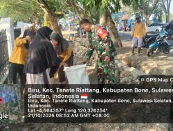 Bersama Menjaga Lingkungan, Babinsa Koramil 1407-07/Tanete Riattang dan Warga Gelar Karya Bakti Di Kelurahan Biru