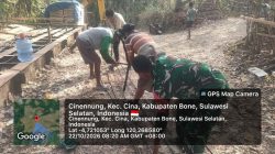 Wujud Nyata Pengabdian, Babinsa Koramil 1407-12/Cina Kodim Bone Bergotong Royong Bangun Jembatan Gantung