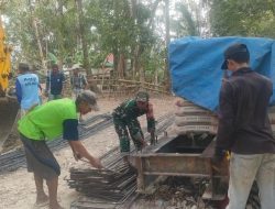 Babinsa Koramil 1407-12/Cina Kodim Bone Turun Langsung, Bantu Siapkan Material Pembangunan Jembatan Di Cinennung