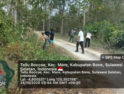 Rawat Akses Petani, Babinsa Ramil 10 Ponre Kodim 1407/Bone Turun Langsung Bersihkan Jalan Usaha Tani
