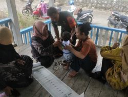 Dukung Pelayanan Kesehatan Masyarakat, Babinsa Koramil 02/Dua Boccoe Kodim 1407/Bone Hadir Di Posyandu