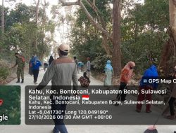 Rawat Hasil Pembangunan Bersama, Babinsa Koramil 20 Bontocani Kodim 1407/Bone Dan Warga Bersihkan Jalan Cor Baru