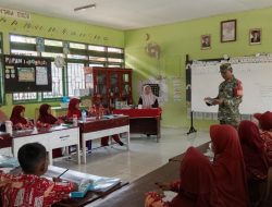 Peduli Pendidikan,  Babinsa Koramil 02 Dua Boccoe Kodim Bone Sambangi Siswa SD Inpres 12/79 Laccori